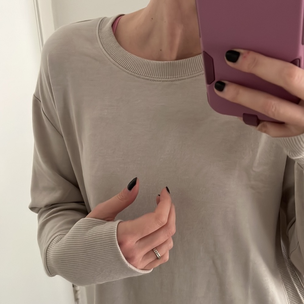 NWT Soft Rounded Hem Tee with Thumb Holes - Picture 11 of 13